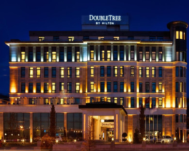 Van-DoubletreeByHilton-2.jpg